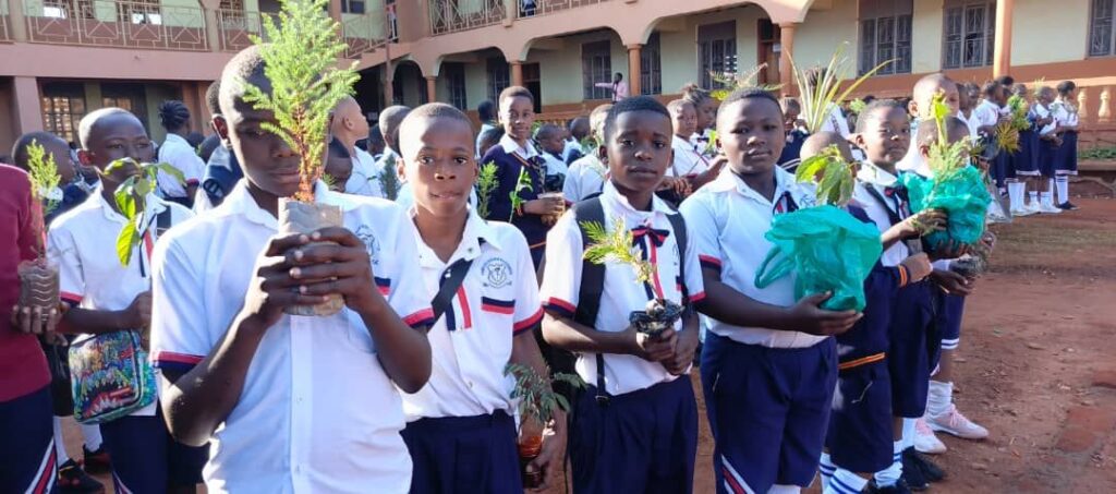 img-20250321-wa08335475860383078007243-1024x453 Ituri-Aru : le Complexe scolaire Élisabeth célèbre la Journée internationale des forêts en plantant plus de 250 arbres